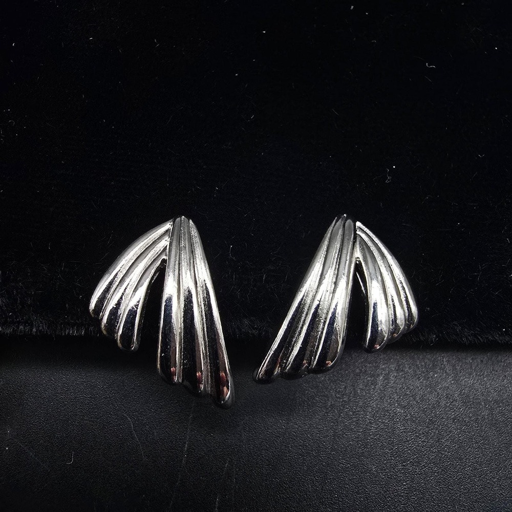 Avon Ribbed Wing Shape Clip On Earrings Silver Tone Vintage